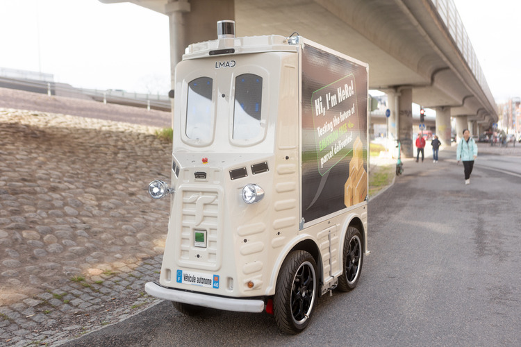 Pilot scheme sees talking robot deliver parcels to worksites in Helsinki