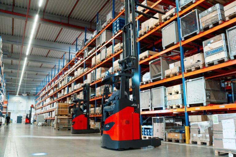 Linde Ri14-Ri18: compact reach trucks for efficient standard applications